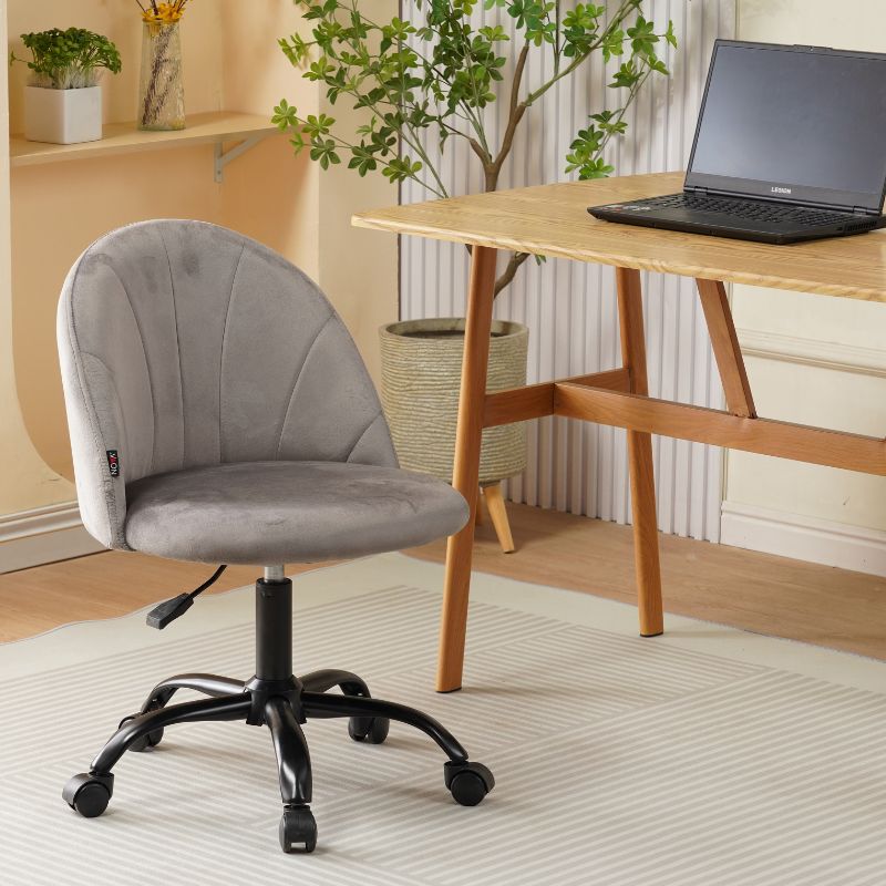 Karrige me rrotullim CELIA, Grey