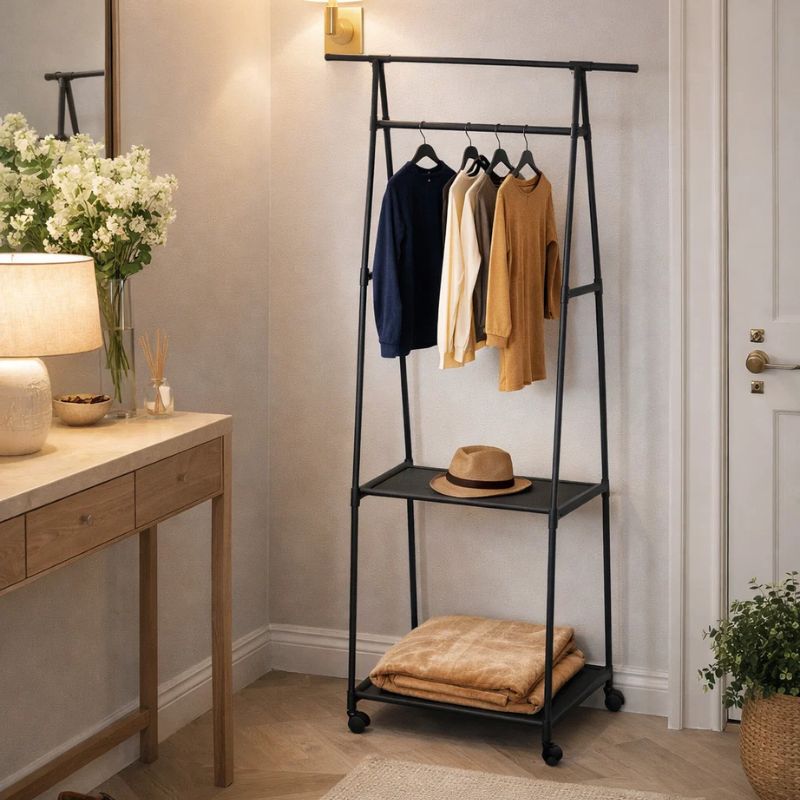 Raft dhe varëse rrobash me rrota